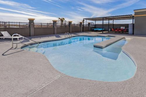La Quinta Inn & Suites by Wyndham Fort Stockton Northeast tesisinde veya buraya yakın yüzme havuzu