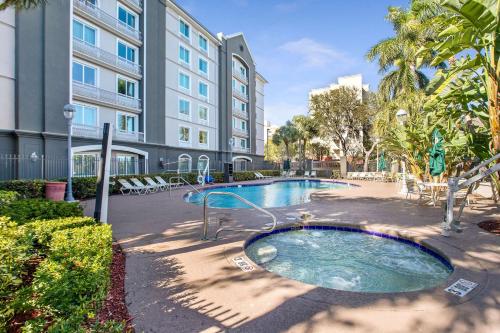 a building with a swimming pool in front of a building at La Quinta by Wyndham Ft. Lauderdale Airport in Hollywood