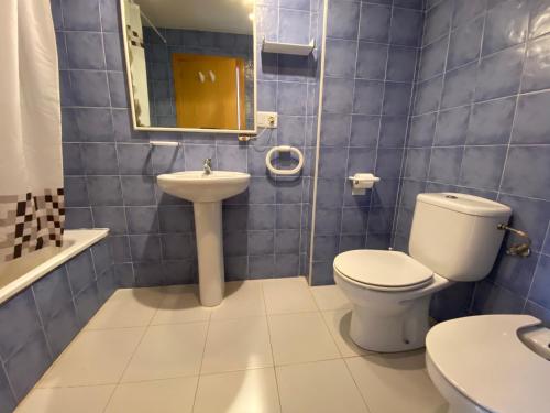 Kylpyhuone majoituspaikassa Apartamentos Serenamar Altamar