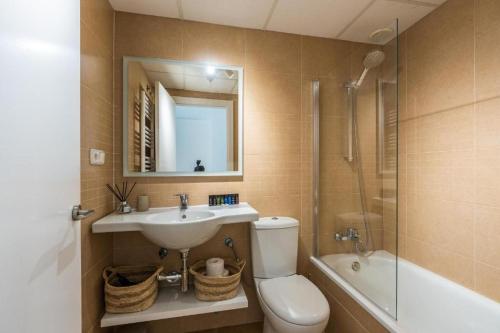 W łazience znajduje się umywalka, toaleta i prysznic. w obiekcie Trendy Homes Almería w mieście Almería