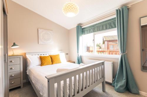 Voodi või voodid majutusasutuse Flamingo Lodge With Hot Tub toas