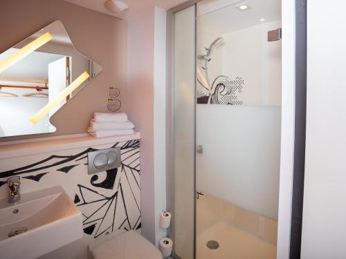 La salle de bains est pourvue d'une douche et d'un lavabo. dans l'établissement ibis Budget Cognac, à Châteaubernard