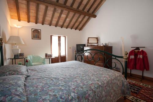 una camera con letto e piumone blu di B&B Salvarosa a Fano