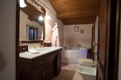 ein Badezimmer mit einem Waschbecken, einem WC und einer Badewanne in der Unterkunft B&B Salvarosa in Fano