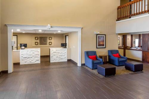 a waiting room with two blue chairs and a counter at Comfort Inn Somerset - Lake Cumberland in Somerset
