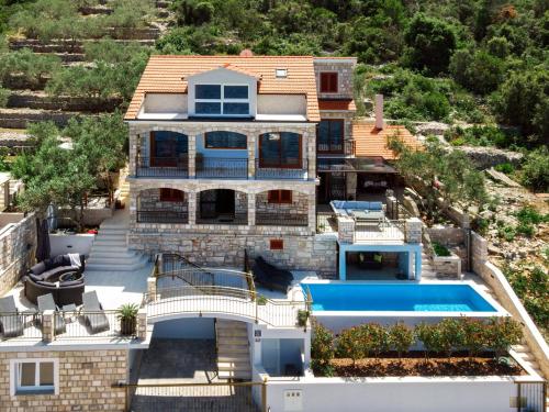 una vista aérea de una casa con piscina en Holiday Home Dona Maria, en Prigradica