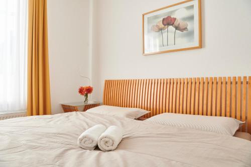 um quarto com duas toalhas brancas numa cama em Sonneneck Rerik em Rerik