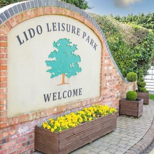 a sign for the lido leisure park with flowers at Nidd Way Holiday Let in Knaresborough