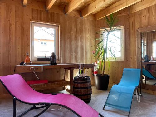 a room with two chairs and a table and a plant at Le Refuge du Rempart in Dambach-la-Ville
