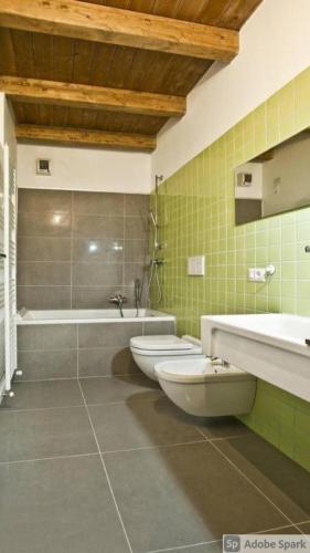 a bathroom with two toilets and a bath tub at GuestHost - Casa Caramelli in Cernusco sul Naviglio