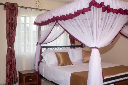 Lodwar Acacia Residences tesisinde bir odada yatak veya yataklar