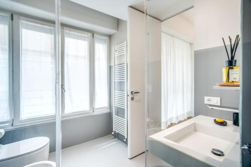 a bathroom with a tub and a sink at Victor Boutique Hotel in Milan