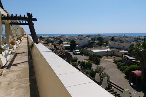une vue d'une ville depuis le balcon d'un immeuble dans l'établissement Naturiste Cap d'Agde Port Nature 482, au Cap d'Agde