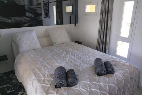 un lit avec deux paires de chaussures dessus dans l'établissement Naturiste Cap d'Agde Port Nature 482, au Cap d'Agde