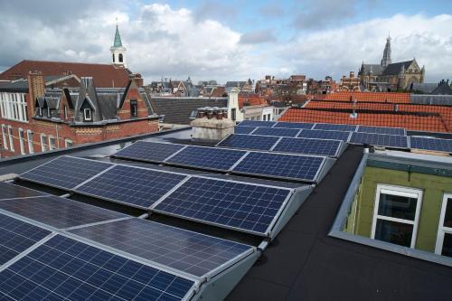 a group of solar panels on top of a roof at Bed & Breakfast Hotel Malts in Haarlem
