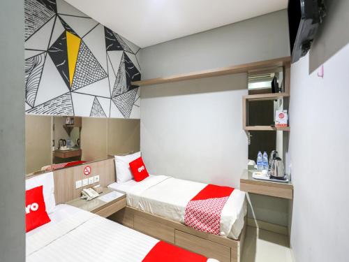 Tempat tidur dalam kamar di SUPER OYO Capital O 90056 Wisma Kebon Kacang 9