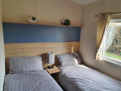 2 nebeneinander sitzende Betten in einem Schlafzimmer in der Unterkunft Nidd Way Holiday Let in Knaresborough