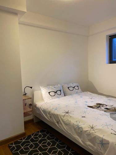 ein Schlafzimmer mit einem Bett mit zwei Gläsern darauf in der Unterkunft Cozy RED BULLDOG Place in Apart-Complex/Pool in Warna