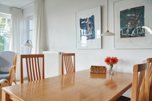 uma sala de jantar com uma mesa de madeira e cadeiras em Am Haff Rerik em Rerik