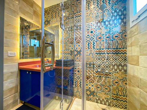 Phòng tắm tại Arabian Nights in the heart of historic Alexandria