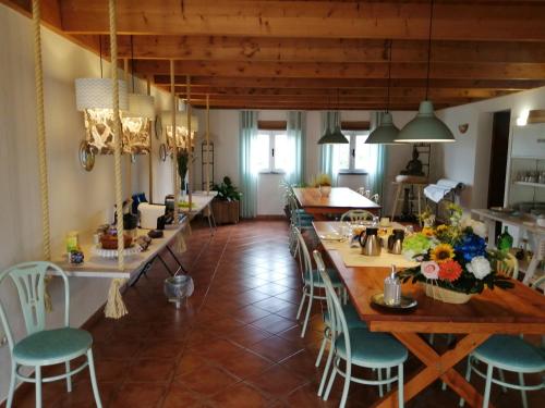 a dining room with a long table and chairs at Vale do Grou Natura in Óbidos