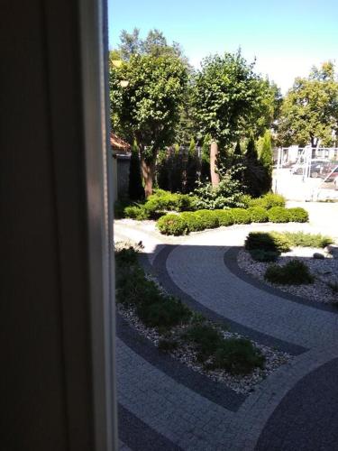 een uitzicht vanuit een raam van een loopbrug bij Studio CENTRUM Szczytno Mazury 2 in Szczytno