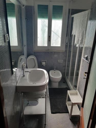 モンテロッソ・アル・マーレにあるBea's Apartment - The window to the sea - Seafrontの洗面台とトイレ付きのバスルーム