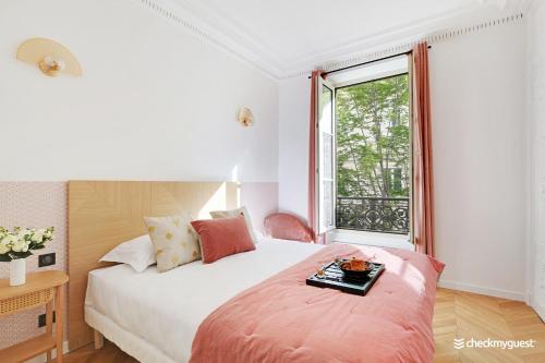 une chambre avec un lit avec un plateau dessus dans l'établissement CMG Résidence République II - Rue Béranger, à Paris