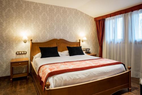 Кровать или кровати в номере Hotel Sant Bernat