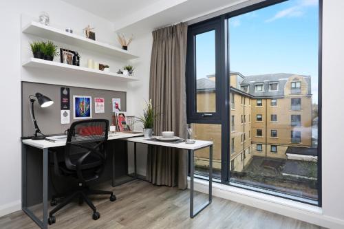 um escritório com uma secretária e uma grande janela em ALTIDO at VITA Fountainbridge - Adults only em Edimburgo
