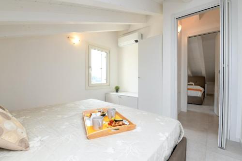 een dienblad met eten op een bed in een slaapkamer bij Villa Meri Star in Manerba del Garda
