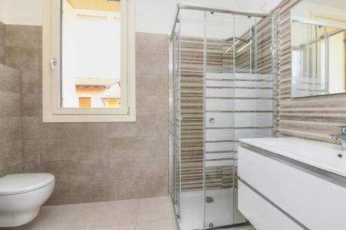 een badkamer met een douche, een toilet en een wastafel bij Villa Meri Star in Manerba del Garda