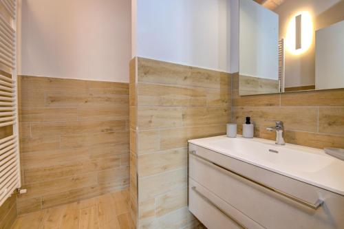een badkamer met een wastafel en een spiegel bij Le Casette - Leccino in Toscolano Maderno