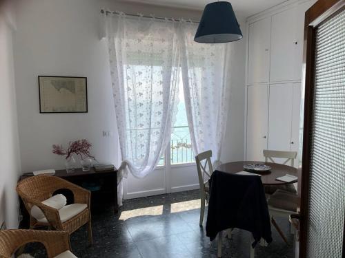 Foto dalla galleria di Bea's Apartment - The window to the sea - Seafront a Monterosso al Mare