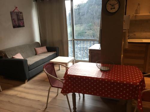 un salon avec une table et un canapé dans l'établissement fleur de lune, à Vals-les-Bains