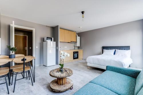 un salon avec un canapé, un lit et une table dans l'établissement Résidence 4T IMMO - 31 Avenue Gaston Chauvin, à Aulnay-sous-Bois