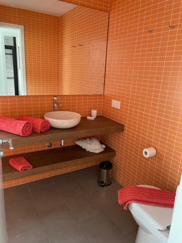 a bathroom with a sink and a mirror at Splendide Villa les pieds dans l'eau dans la baie de Mahon in Es Castell
