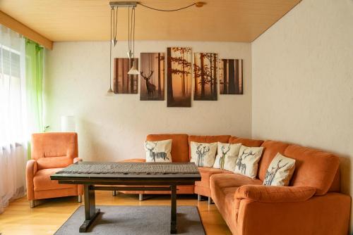 ein Wohnzimmer mit einem Sofa und einem Tisch in der Unterkunft Haus am Grafenbächle in Bad Rippoldsau