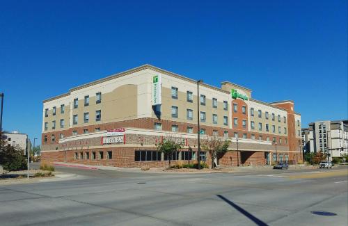 um edifício na esquina de uma rua em Holiday Inn Omaha Downtown - Waterpark, an IHG Hotel em Omaha