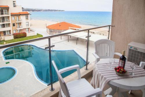 d'un balcon avec une table et une vue sur l'océan. dans l'établissement Sea view Obzor Beach apartment, à Obzor
