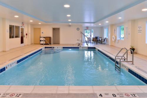 a swimming pool in a building with a pool at Holiday Inn Express & Suites Peekskill-Lower Hudson Valley, an IHG Hotel in Peekskill