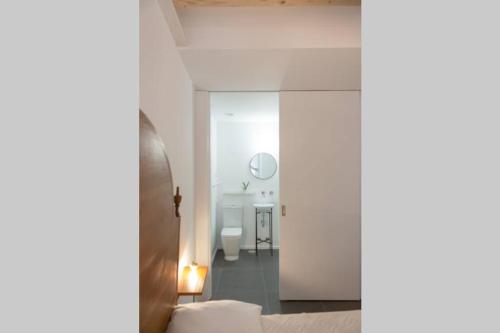 Baño blanco con aseo y lavamanos en Pilgrim suite, en Vila do Conde
