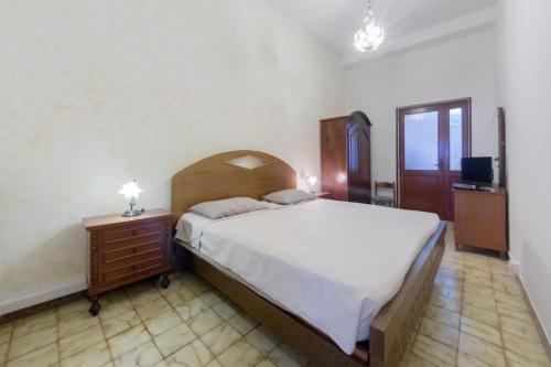 1 dormitorio con 1 cama, vestidor y TV en Holidays Dream Veronica, en Alessano