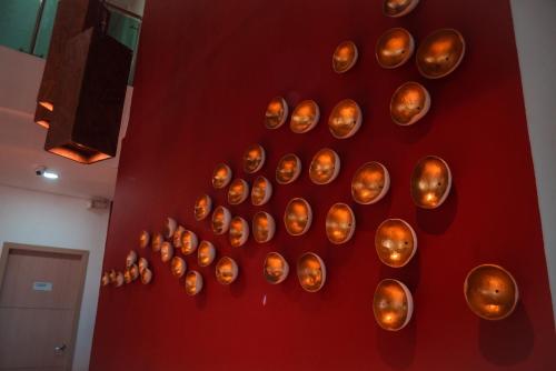 a wall with a bunch of hats on it at Hotel Unión Plaza in Montería