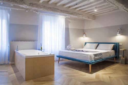 San Sebastiano Suite & Luxury Apartments tesisinde bir odada yatak veya yataklar