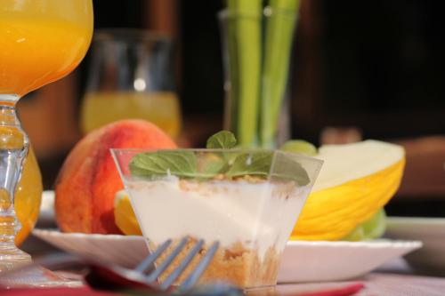 a drink on a table with fruit and a fork at Agriturismo Vulcano in Mirto Crosia