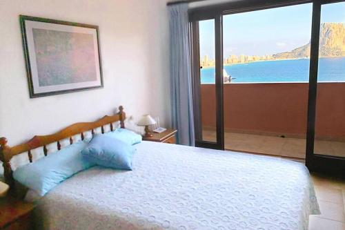 um quarto com uma cama e vista para o oceano em Panoramic sea and Ifach views in Calpe em Calpe