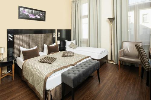 Un pat sau paturi într-o cameră la City Hotel Kaiserhof