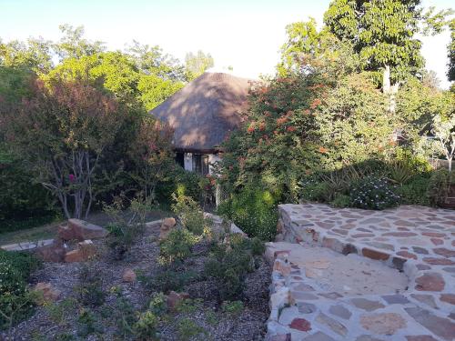Ein Garten an der Unterkunft Rosenhof Nut Hut Cottage
