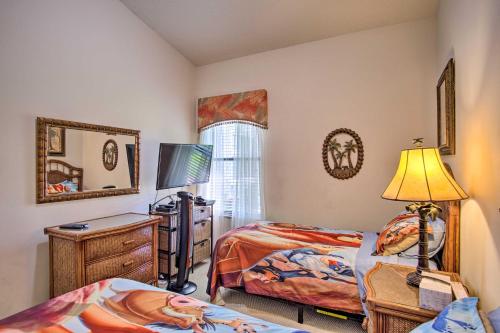 Łóżko lub łóżka w pokoju w obiekcie Sun-Soaked Villa with Pool - 17 Mi to Disney World!